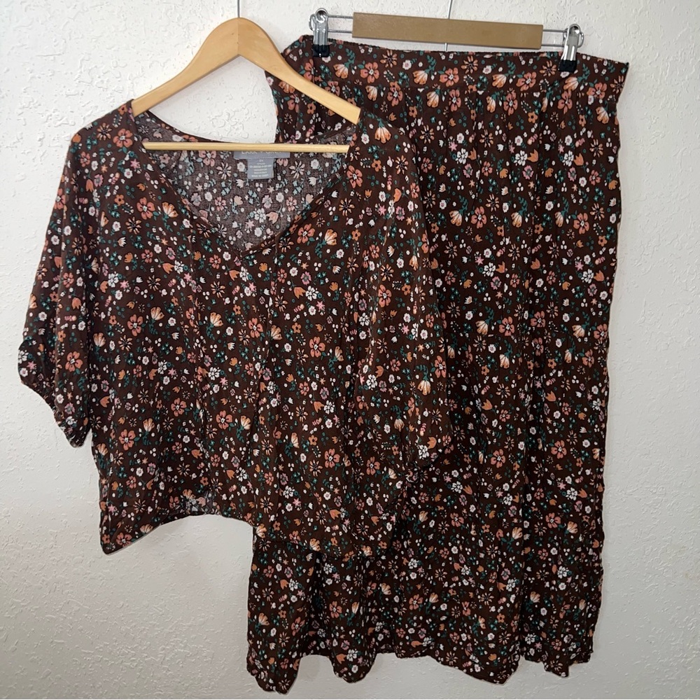 Lark and Grey Brown Floral Print Skirt and Top Set Size 2X.